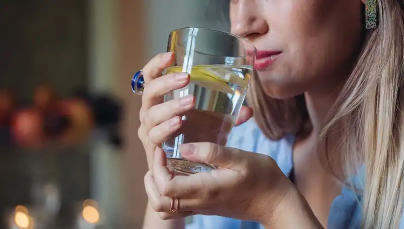 Sabah Aç Karnına 1 Litre Su İçmenin Sağlık Üzerindeki Şaşırtıcı Etkileri