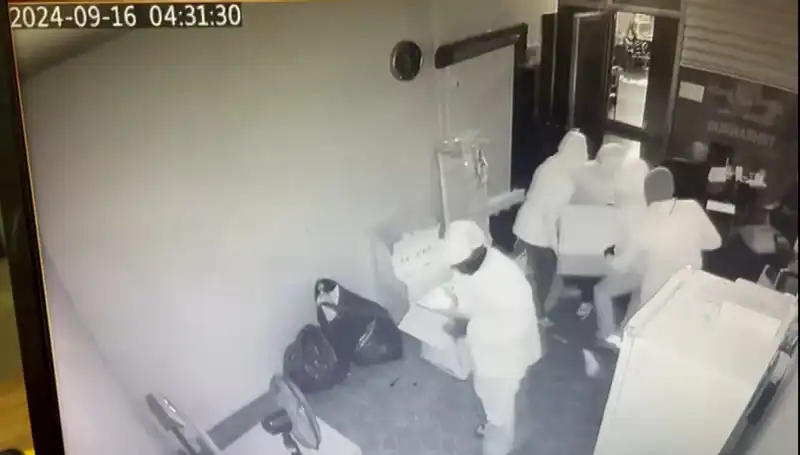 Hırsızlar, Binlerce Liralık Kasayı Sırtlayarak Çaldı: Olayın Detayları Burada!