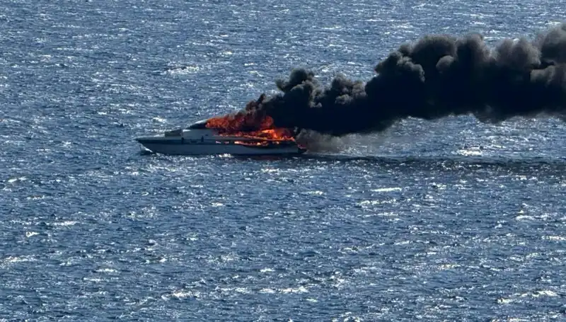 İzmir'de Motoryat yangını: Yangın Kontrol Altına Alınamadı ve Kullanılamaz Hale Geldi
