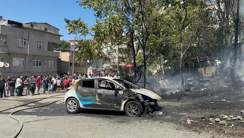 Gecekondudaki Yangın: İtfaiye Arabası Alevlere Kapıldı!