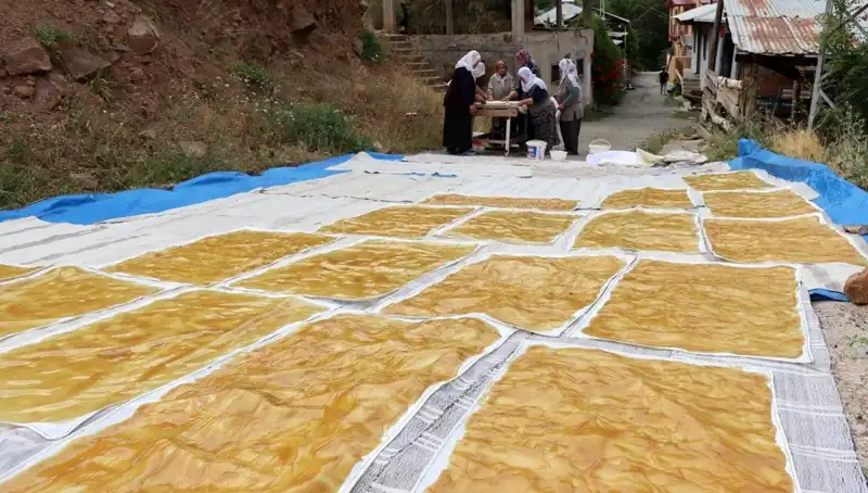 Kış Aylarının Vazgeçilmezi: Dev Kazanlarda Odun Ateşiyle Hazırlanan Lezzetler