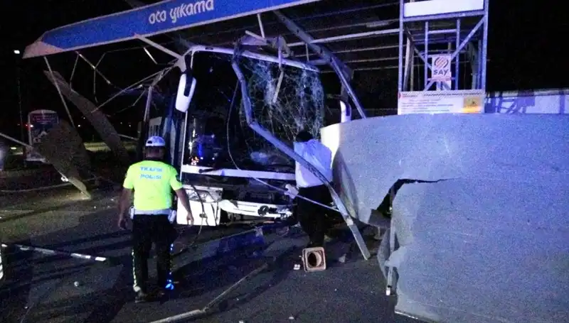 Otobüs Oto Yıkamaya Daldı: Kazada 8 Kişi Yaralandı