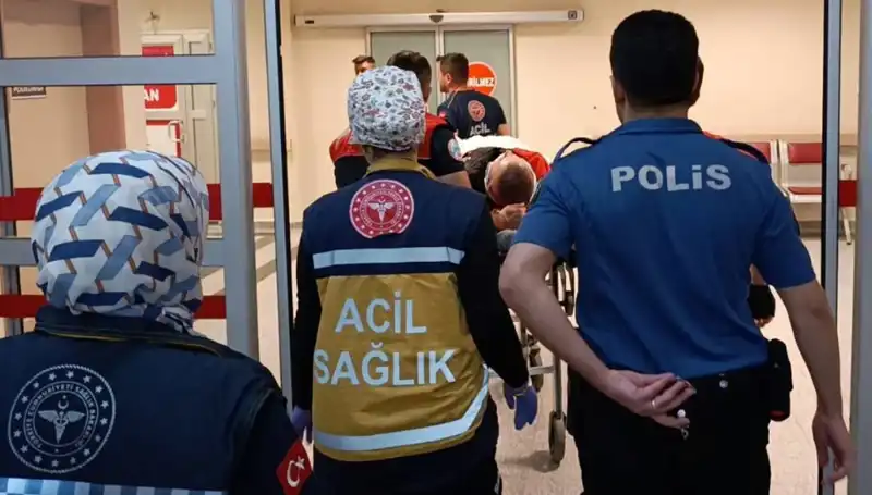 Trafik Kazası: Polis Memurları Yaralandı, Olay Yeri İnceleniyor