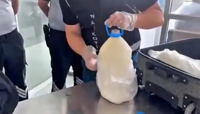 Havalimanında Süt Şişesi İçinde Şok Kaçakçılık: 12 Kilogram Eşya Ele Geçirildi