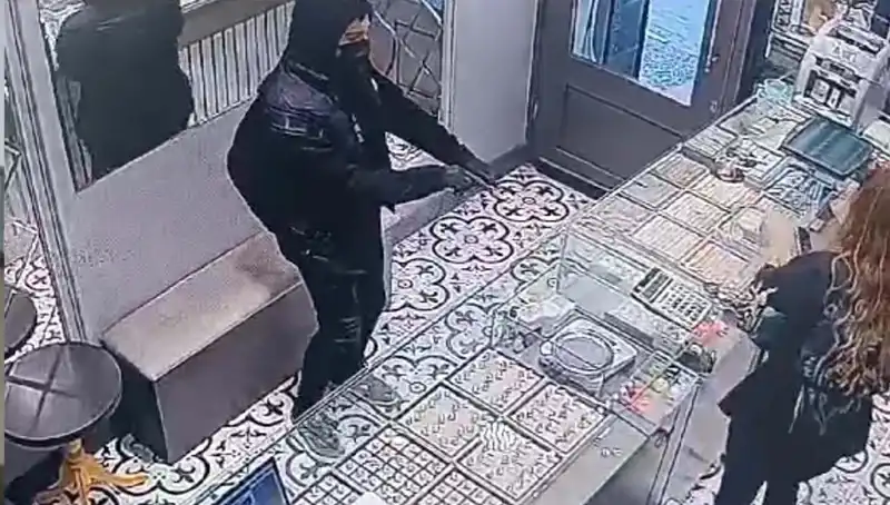 Soygun Girişimi Yüzünden Dolaba Sıkışan Hırsız, Polisten Kaçamadı!