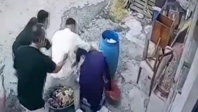 Başakşehir'de "Bidon" Krizi: Baba-Oğul, 58 Yaşındaki Kadını Darbetti