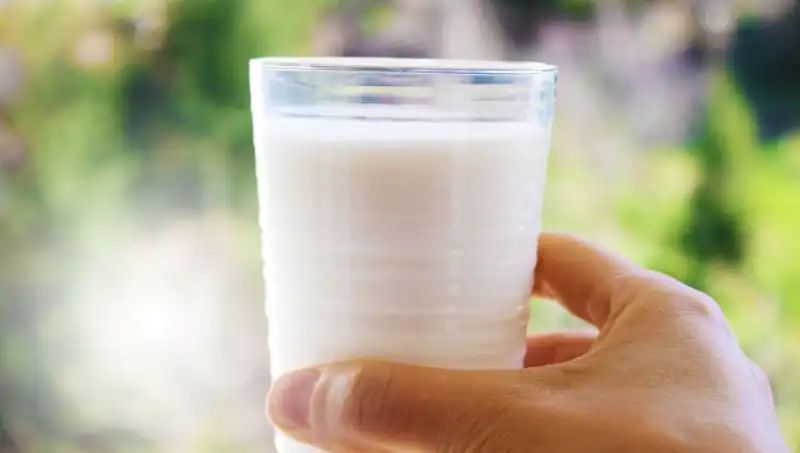 Süt Tüketimi Şişkinlik Yapar mı? Uzmanlar Cevapluyor!