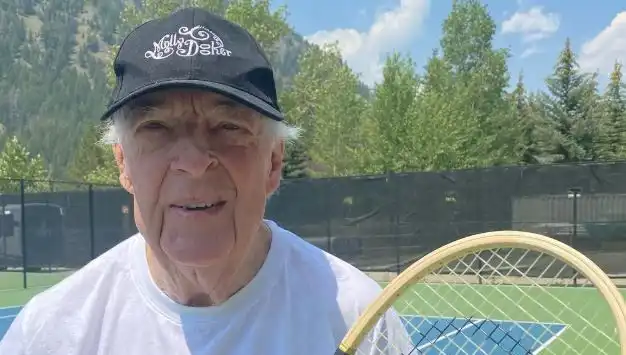 Avustralya’nın Tenis Efsanesi Fred Stolle Hayatını Kaybetti: Anılar ve Mirası