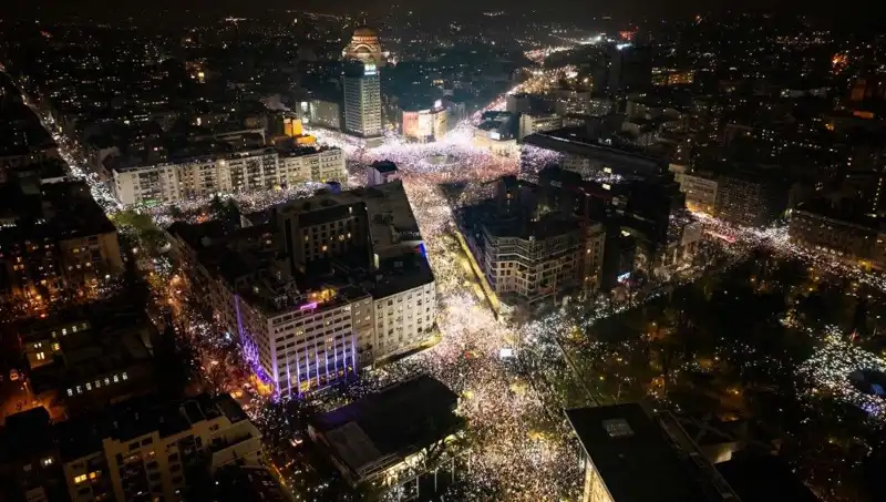Sırbistan'da Öğrenci Protestoları: Belgrad Sokakları Kızıl Bayraklarla Dolduruldu
