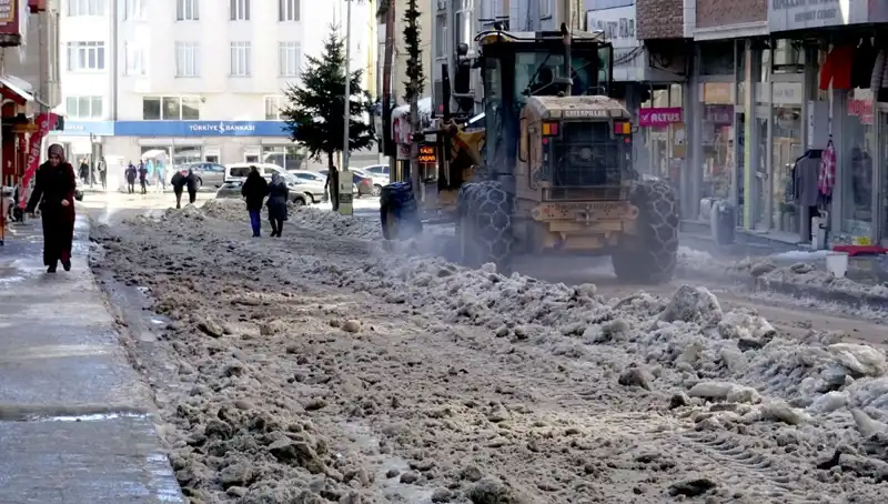 Sarıkamış'ta Kar ve Buz Temizleme Çalışmaları Başladı
