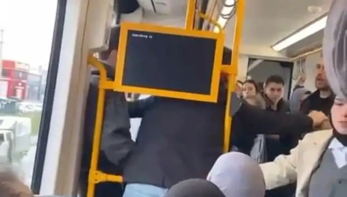 Metroda Tekme Tokat Kavga: Yolcular Şok Oldu, Güvenlik Önlemleri Gözden Geçirildi