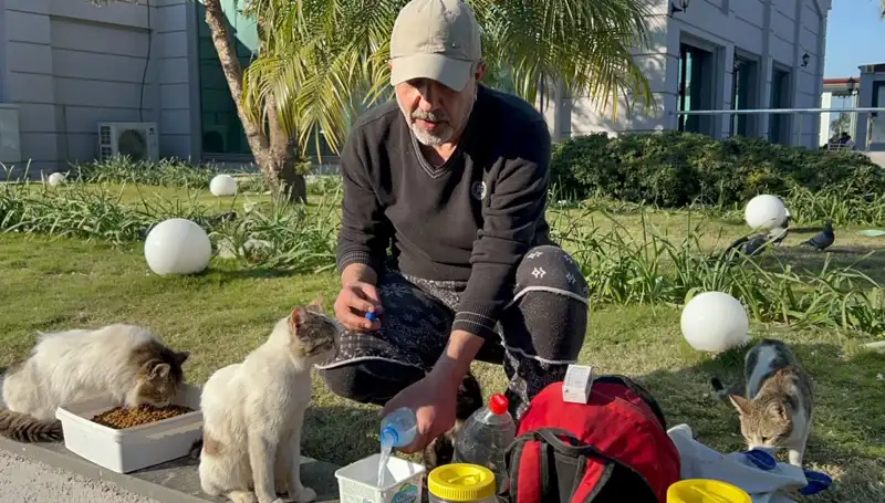 59 Yaşındaki Adamın Günde 8 Kilometre Yürüyüşle Sağlık ve Merhamet Örneği
