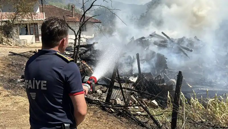 Evde Çıkan Yangın Ormana Sıçradı: Ekiplerin Mücadelesi Devam Ediyor