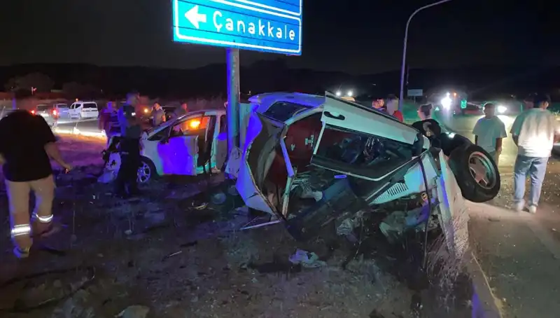 Çanakkale’de Feci Kaza: İki Otomobil Çarpıştı, Yaralılar Hastaneye Kaldırıldı