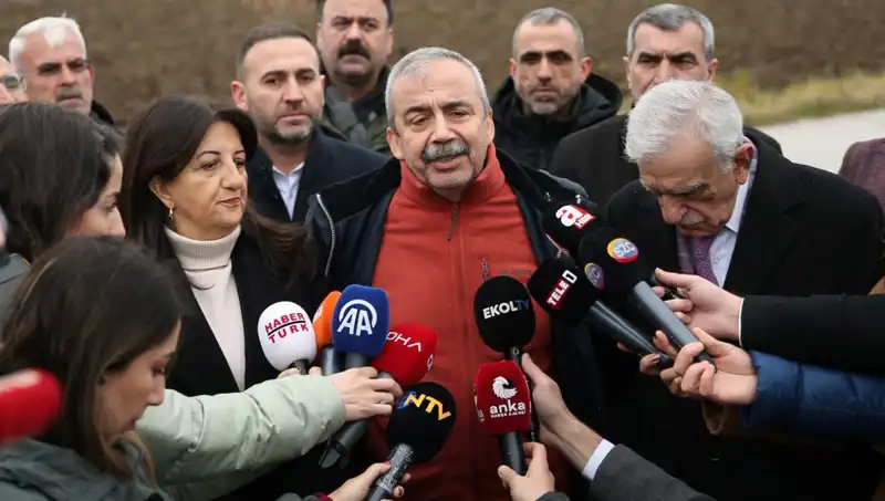 İmralı’dan PKK’ya Sürpriz Mesaj: Öcalan’ın Çağrısı Ne Anlama Geliyor?