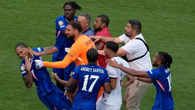 Futbol Finalinde Şok Anlar: Teknik Direktör ve Futbolcu Arasında Yumruklaşma!