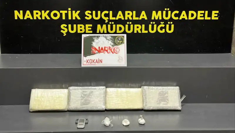 İzmir'de Uyuşturucu Operasyonuyla 25 Kişi Gözaltına Alındı!