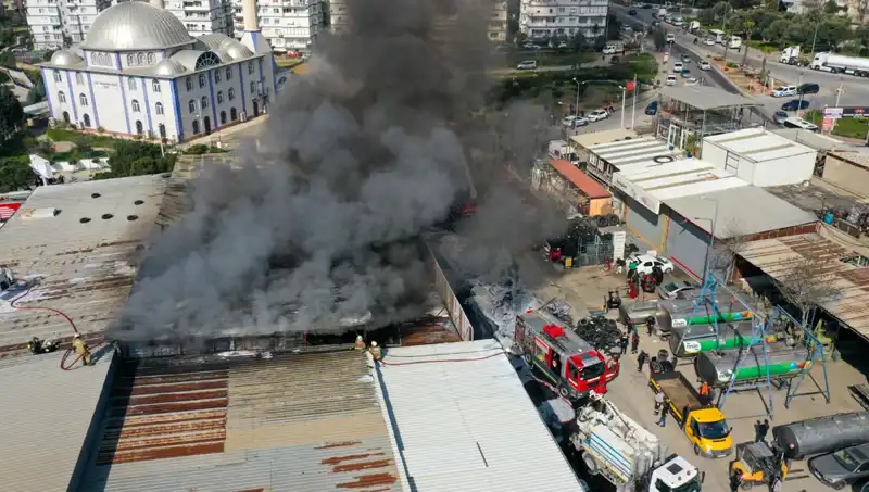 İzmir’de Oto Lastikçide Çıkan Yangın Sırasında Neler Yaşandı?