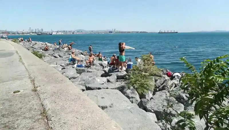 İstanbullular Sıcak Havanın Tadını Sahilde Çıkarıyor!