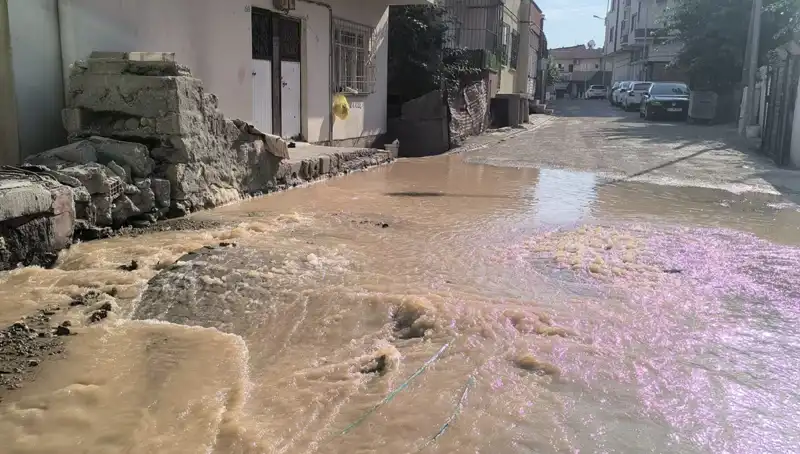İçme Suyu Hattı Patladı: Çarşı Ortasında Su Baskını Nedenleri ve Sonuçları