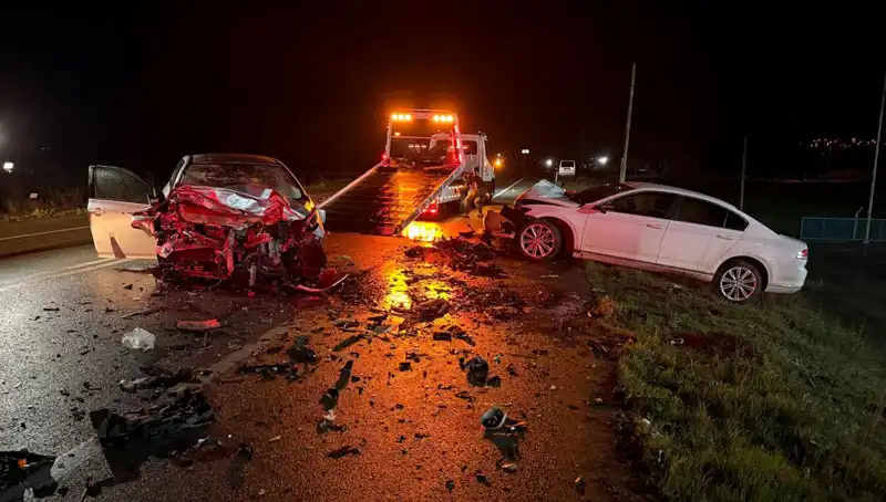 Çanakkale'de Feci Kaza: İki Araç Çarpıştı, 3 Can Hayatını Kaybetti