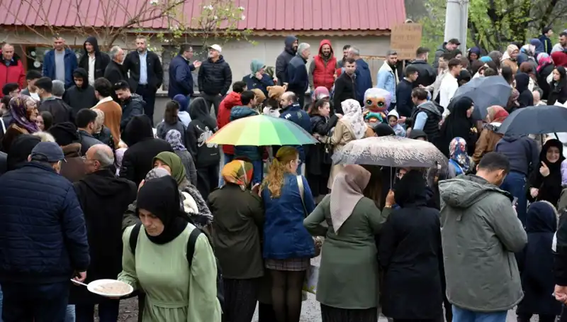 Bir Asırlık Gelenek: 12 Bin Kişi Bayramlaşmanın Coşkusunda Buluştular