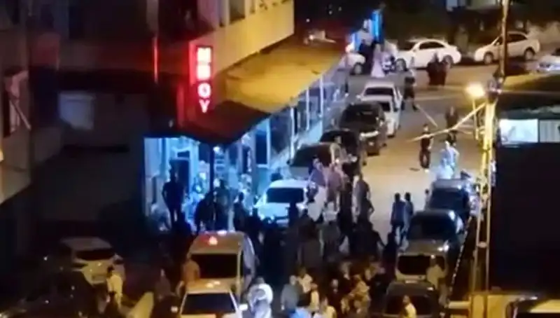 Düğün Kutlamasında Şok Olay: Araba Kalabalığın İçine Daldı