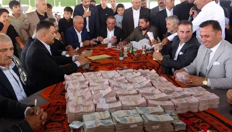Aşiret Düğününde Altın ve Para Yağmuru: 4 Saat Süren Takı Töreni