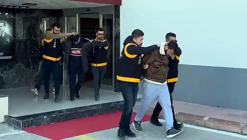 İki Şüpheli Silah Zorlamasıyla 2 Milyon Lira İstemek Üzerine Tutuklandı