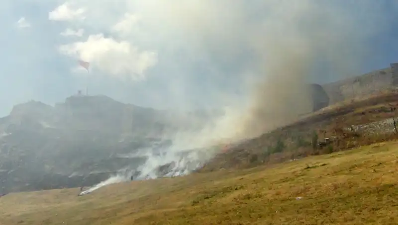 Kars Kalesi'nde Korkutan Anız Yangını: Doğa ve Tarih Tehlikede