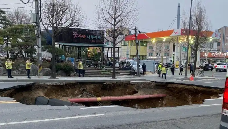 Güney Kore'de Motosikletin Yuttuğu Dev Çukur: Bir Kayıp, Bir Yaralı