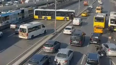 İETT Otobüsü Kaza Yaptı: Trafiği Kilitleyen Olayın Ayrıntıları